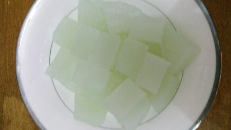 酸辣凉粉
, 一块凉粉切成小方形,放入盘中