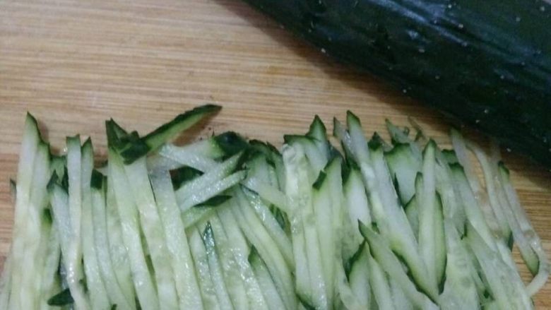 酸辣凉粉
, 把黄瓜切丝(量随意)