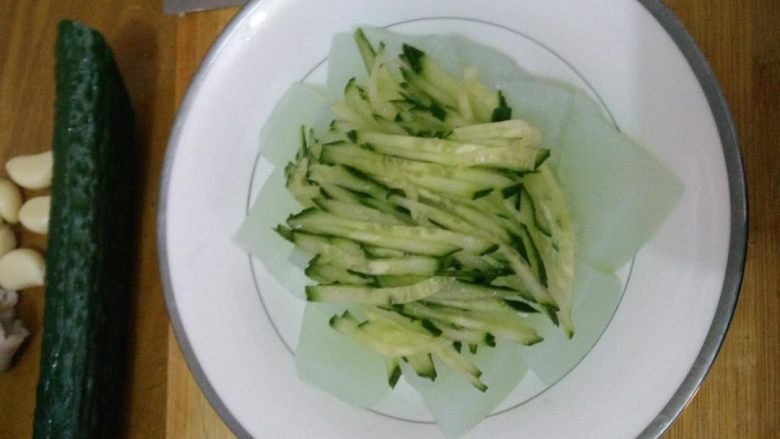 酸辣凉粉
, 铺在凉粉上面