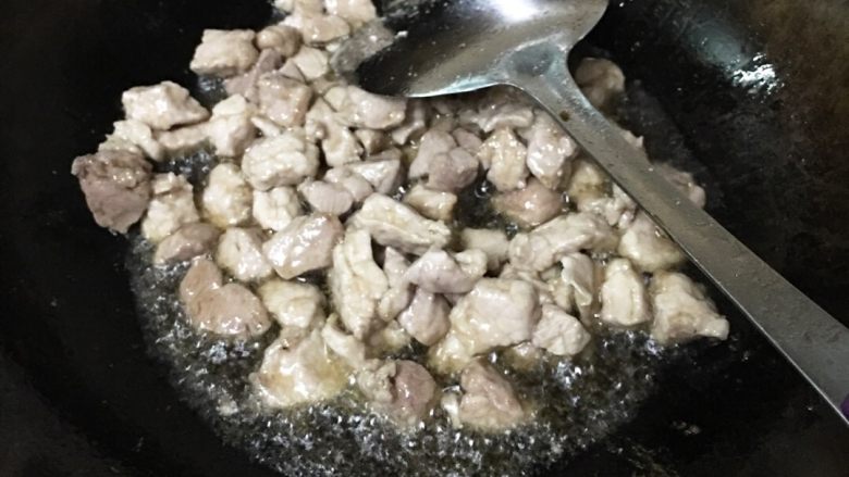 蒜苗炒瘦肉丁,热油先翻炒下瘦肉 用碗盛出