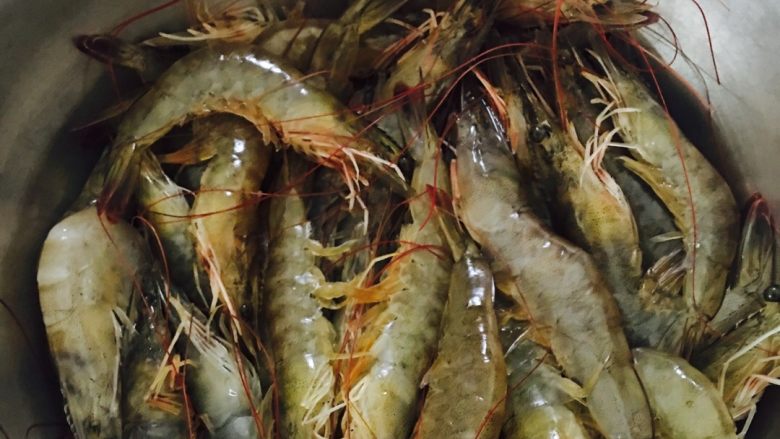 腌虾,活虾500克,用清水洗净