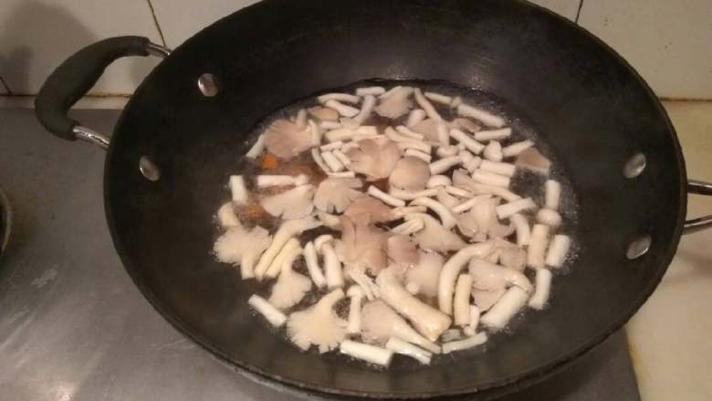 菌菇肉丝豆腐汤,锅中放水300克水烧沸,下菌菇和胡萝卜大火煮二分钟,捞出沥干待用