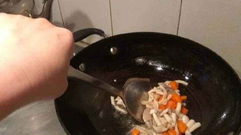 菌菇肉丝豆腐汤,锅里放油,油八成热下菌菇胡萝卜,翻炒