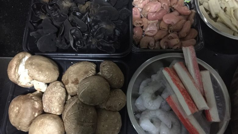 海鲜酸辣汤羹,材料洗好