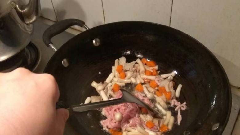 菌菇肉丝豆腐汤,在下肉丝一起翻炒,肉丝炒至变色放水