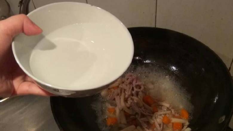菌菇肉丝豆腐汤,放两碗水,盖锅盖大火煮开,再煮两分钟