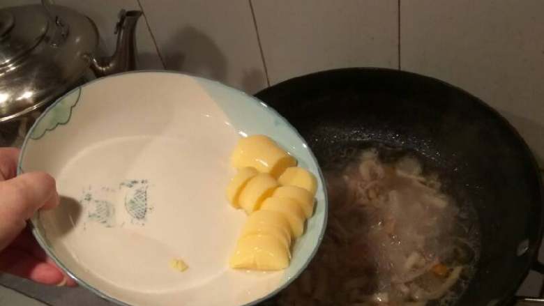 菌菇肉丝豆腐汤,把玉子豆腐切块,下锅翻一下煮,放适量盐