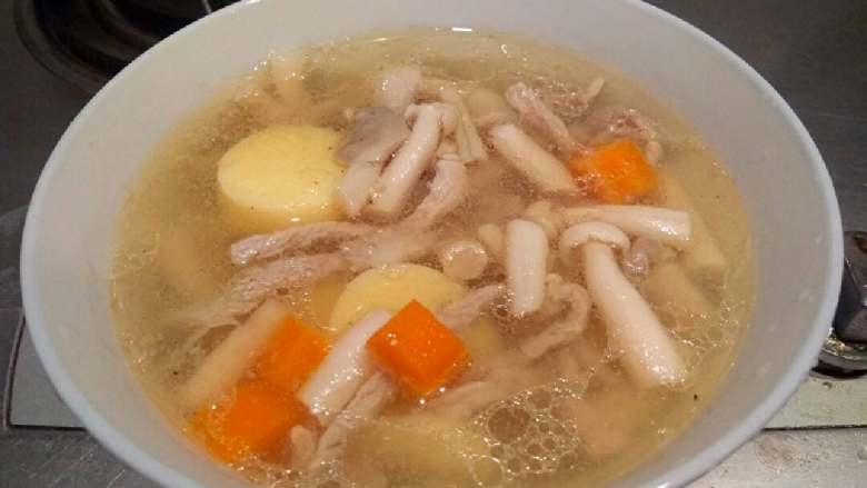 菌菇肉丝豆腐汤,出锅装盘,成品。美味可口