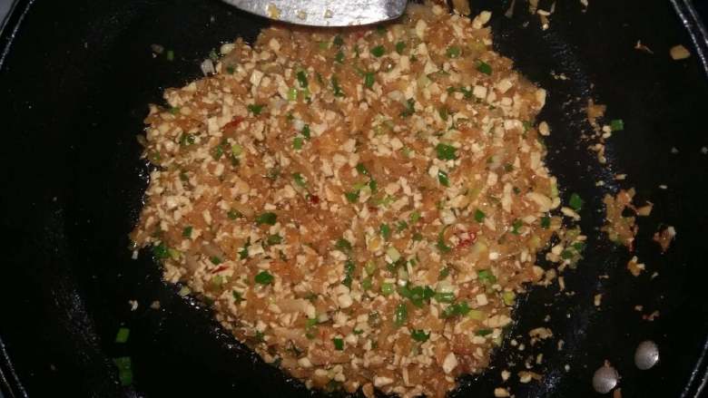 菜包子(萝卜豆腐),倒入已焯好切碎的萝卜丝翻炒至透,再加入适量的蒜蓉辣椒酱,葱花搅拌均匀,加入一点点味精关火。