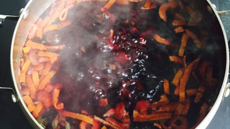 酸梅汤,用大火烧开然后小火熬制30分钟