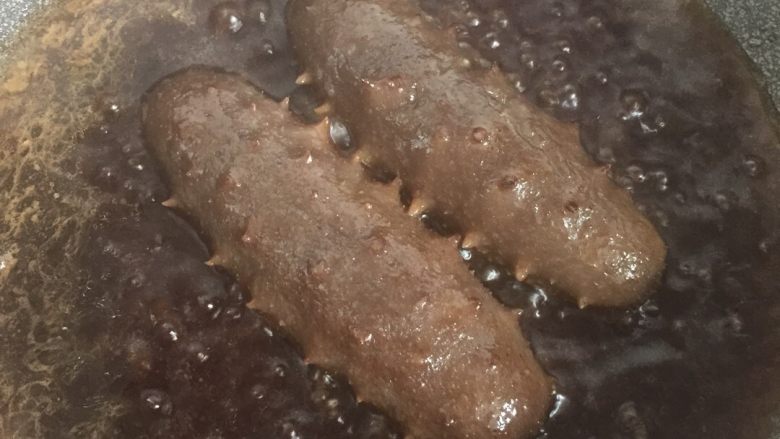 葱爆海参饭,倒入油,先把葱段过油,炸至轻微金黄捞出,倒入蚝油,生抽,白糖,鸡精,水少许,把海参放入煮3分钟