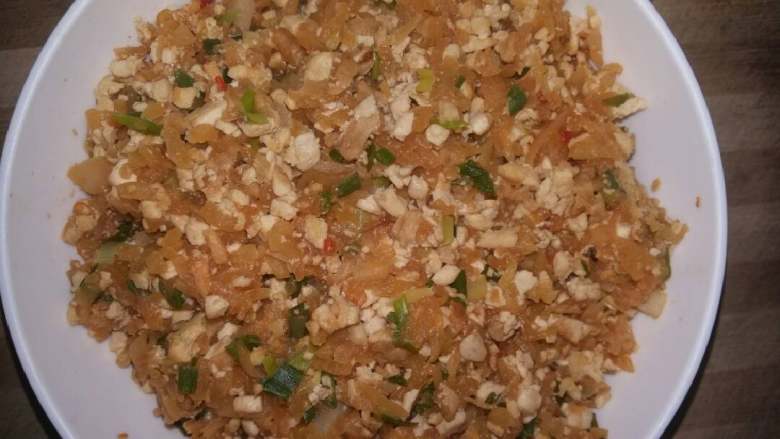 菜包子(萝卜豆腐),装盘纳凉放冰箱冷藏待用。