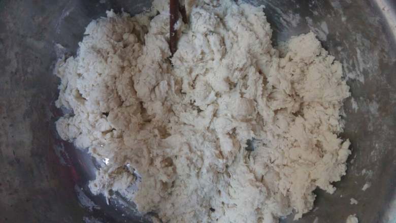 菜包子(萝卜豆腐),一点点小苏打,一点点盐和1勺白糖用适量的开水泡开,纳凉倒入面粉中,还有酵母,用适量的水搅拌成絮状。