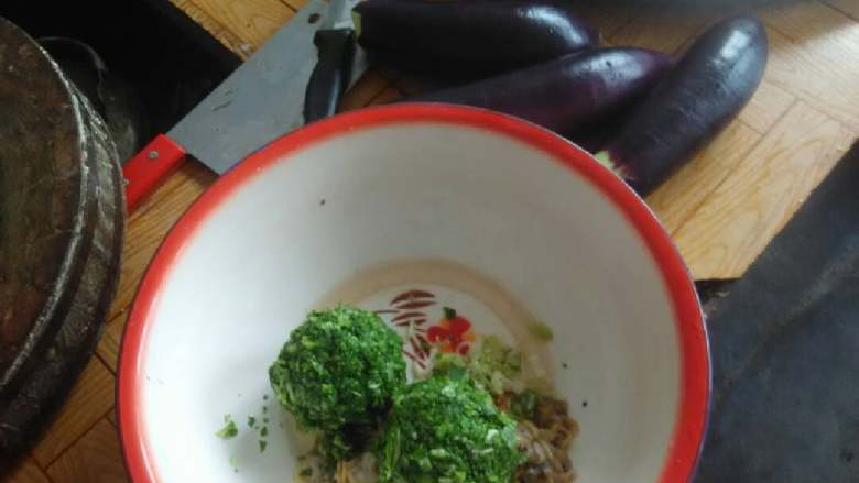 秘制蒸茄夹（不懂加微信jyp786583356）,<a style='color:red;display:inline-block;' href='/shicai/ 112'>小白菜</a>切碎 用手使劲攥出水分 放入盆中 加<a style='color:red;display:inline-block;' href='/shicai/ 3250'>葱</a><a style='color:red;display:inline-block;' href='/shicai/ 37'>姜</a>沫 生<a style='color:red;display:inline-block;' href='/shicai/ 1816'>花蛤</a>（用刀生开） 过滤后的<a style='color:red;display:inline-block;' href='/shicai/ 1816'>花蛤</a>汤