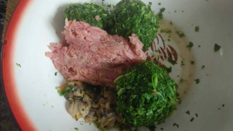 秘制蒸茄夹（不懂加微信jyp786583356）,肉馅加入盆中  放凉油加入（不用太多 也不用等彻底凉 油温不是太高就行）