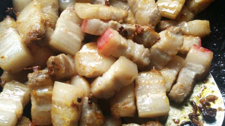 红烧肉,食材很重要，一定要买可以看到七八层的<a style='color:red;display:inline-block;' href='/shicai/ 428'>五花肉</a>，先将买来的<a style='color:red;display:inline-block;' href='/shicai/ 428'>五花肉</a>泡凉水里，勤换水，直到没有了血水，然后把整块放锅里煮，不用煮熟，捞出来先拔毛，买的肉大部分是不干净的，煮了的肉比较好拔毛，等处理干净了把肉切成麻将块大小。控干净水。锅里放少许油，煸炒控了水分的<a style='color:red;display:inline-block;' href='/shicai/ 428'>五花肉</a>，炒时会啪啪响，会溅油哦，小心点。这点很重要，炒好了做出来的红烧肉才不腻。