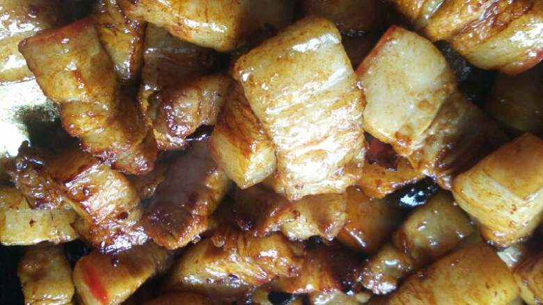 红烧肉,重新起锅放油炒糖色，放<a style='color:red;display:inline-block;' href='/shicai/ 866'>冰糖</a>炒到油成褐色，<a style='color:red;display:inline-block;' href='/shicai/ 866'>冰糖</a>炒出来的肉透亮，记得不要炒胡哦，没做过的多练几回就好了。