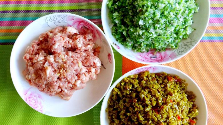 肉末馅饼,把<a style='color:red;display:inline-block;' href='/shicai/ 414'>猪肉</a>（<a style='color:red;display:inline-block;' href='/shicai/ 414'>猪肉</a>不要选全瘦肉的，要少许肥肉，口感会更好）绞碎、<a style='color:red;display:inline-block;' href='/shicai/ 61'>青椒</a><a style='color:red;display:inline-block;' href='/shicai/ 29'>洋葱</a>一起绞碎、<a style='color:red;display:inline-block;' href='/shicai/ 5085'>酸豆角</a>绞碎