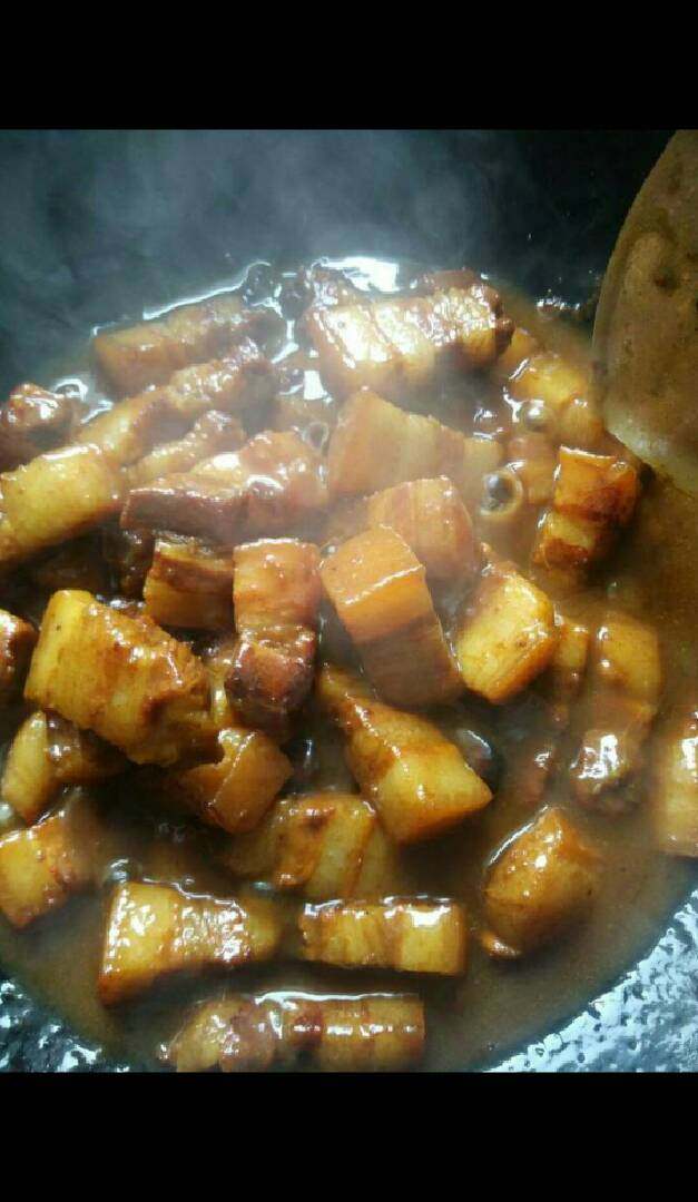 红烧肉,炖一个小时就够软了，下一步，收汁。记得收汁的时候放点醋。