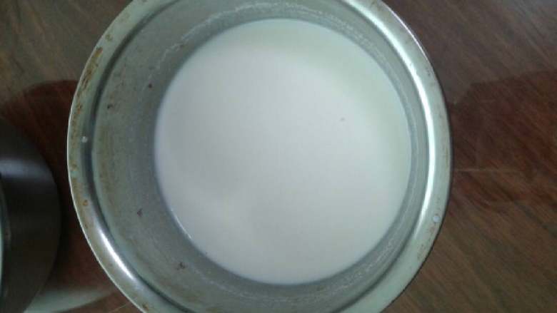 蜂蜜/牛奶仙草西米露,然后加入牛奶