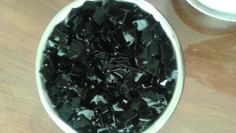 蜂蜜/牛奶仙草西米露,先把<a style='color:red;display:inline-block;' href='/shicai/ 3171'>仙草</a>切成小丁