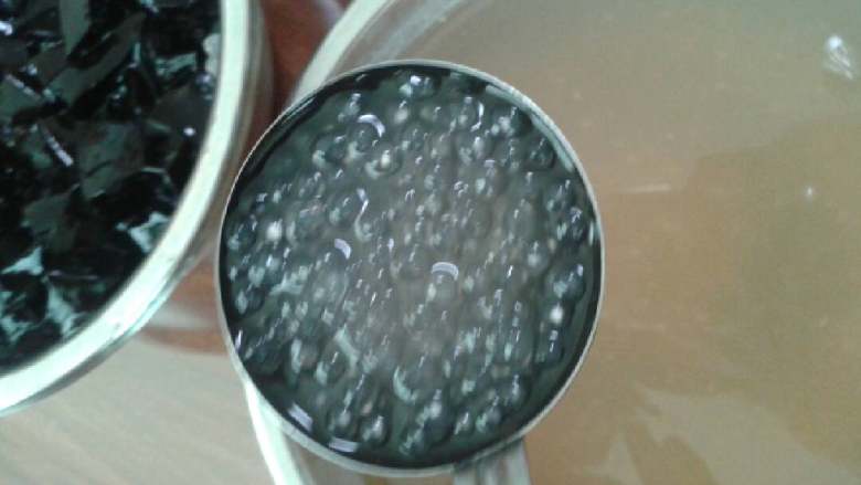 蜂蜜/牛奶仙草西米露,最后加入<a style='color:red;display:inline-block;' href='/shicai/ 5163'>西米</a>