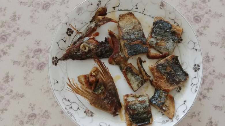 香煎咸鲅鱼,咸香四溢的煎咸鲅鱼的就出锅了,摆盘