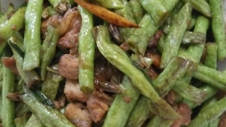 豆角炒五花肉,待豆角软后出锅，操作过程中豆角是焖好的，不是煮好的