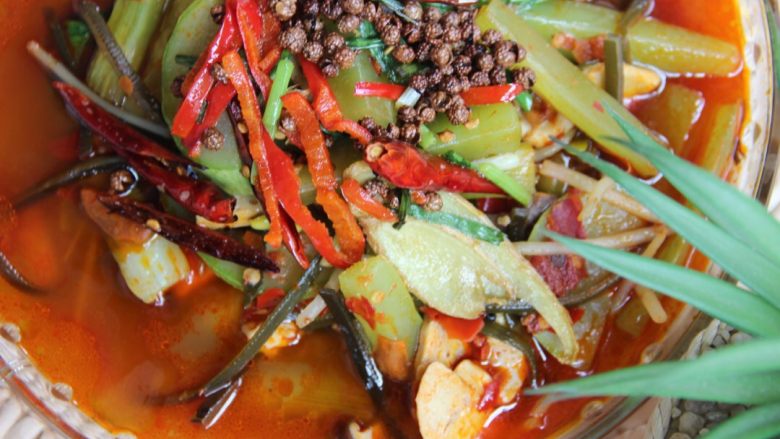 水煮乱炖,把所有蔬菜用开水煮一下
热锅倒油，炒豆瓣酱，加入所有蔬菜翻炒均匀
加水煮开盛起
再热锅倒油：把麻椒、干辣椒、姜、鲜辣椒、葱依次进锅，炸出味道，浇在刚才煮好的菜上
即可
