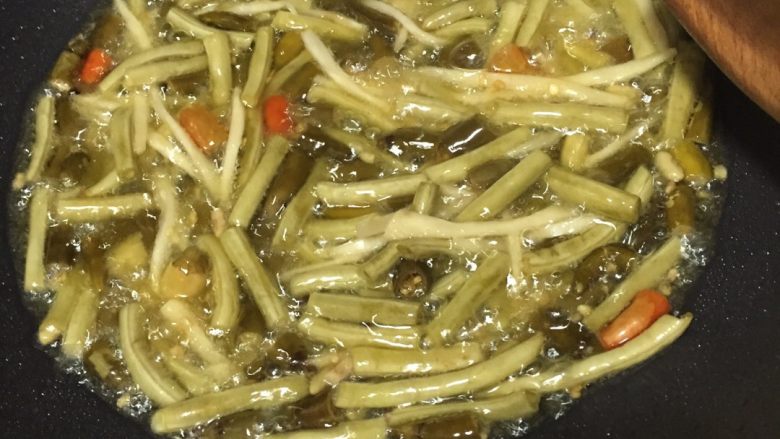 泡菜肉丝,加入切好的泡豇豆泡椒泡姜,翻炒出味。需要多炒一会儿