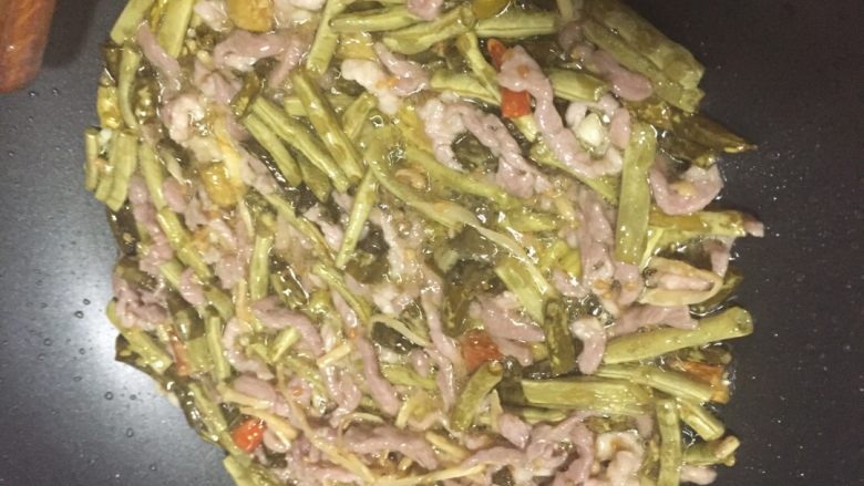 泡菜肉丝,肉丝熟透即可出锅(我炒菜不喜欢放味精,喜欢放味精的出锅前放入,翻炒均匀就可以了)