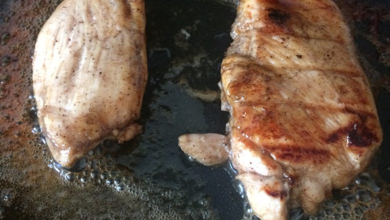无油鸡胸肉,放置不粘锅中煎制鸡肉变白（口重的多煎会）