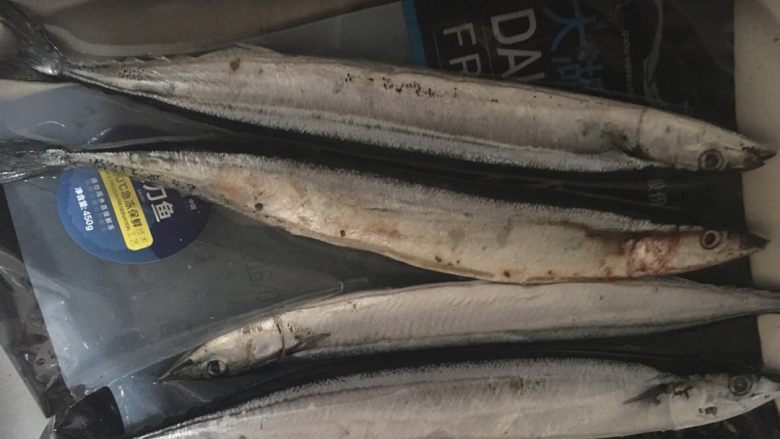 秋刀鱼💃🏼,秋刀鱼开膛洗净、用刀去除鱼头