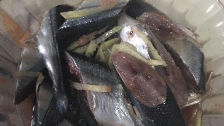 秋刀鱼💃🏼,秋刀鱼切断、用<a style='color:red;display:inline-block;' href='/shicai/ 718'>料酒</a>、姜丝、半勺盐、腌制15分钟