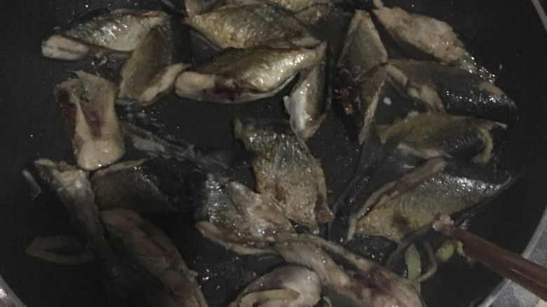 秋刀鱼💃🏼,加油高温、放姜丝、煎鱼段