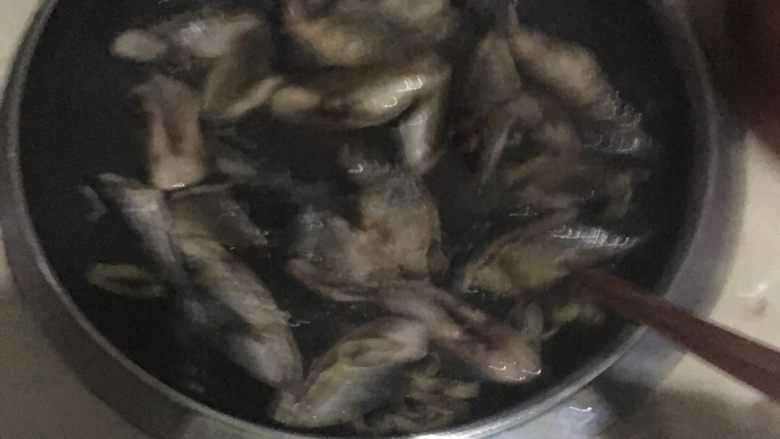 秋刀鱼💃🏼,加入一勺<a style='color:red;display:inline-block;' href='/shicai/ 10588'>糖</a>、一勺料酒、半勺盐一勺醋、一勺<a style='color:red;display:inline-block;' href='/shicai/ 692'>酱油</a>、多半碗水、大火炖收汁