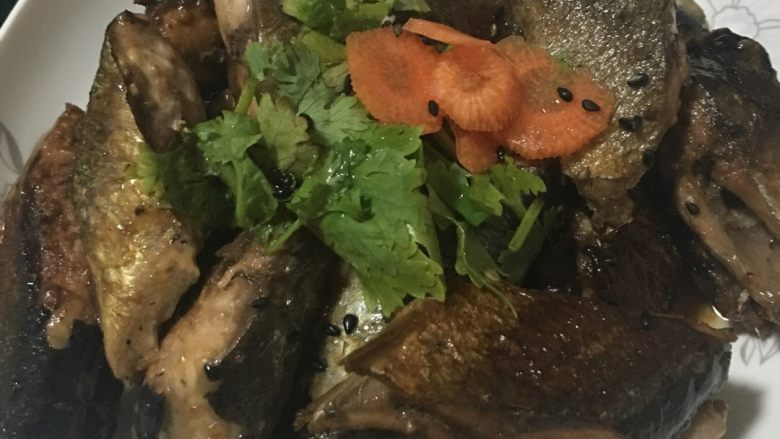 秋刀鱼💃🏼,最后装盘、香菜胡萝卜点缀