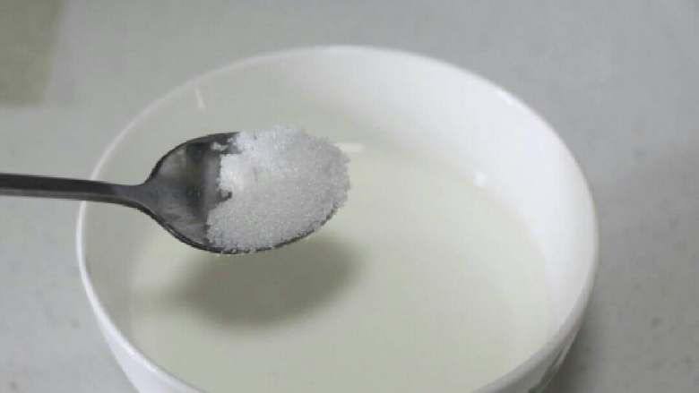 西瓜牛奶布丁,<a style='color:red;display:inline-block;' href='/shicai/ 219'>牛奶</a>加入<a style='color:red;display:inline-block;' href='/shicai/ 869'>白砂糖</a>