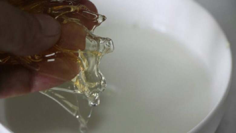 西瓜牛奶布丁,放入泡好的吉利丁片