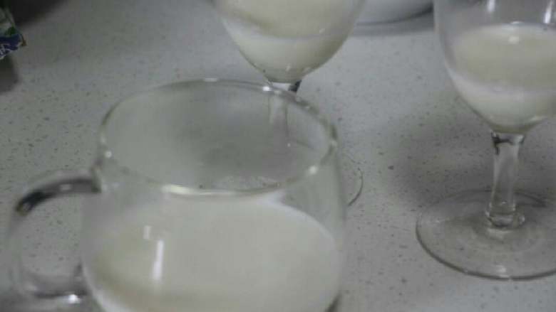 西瓜牛奶布丁,倒入1/3杯，入冰箱冷藏至凝固