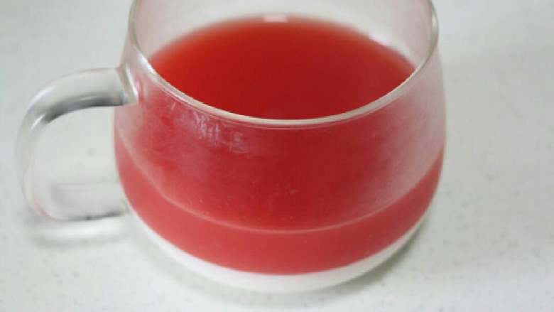 西瓜牛奶布丁,倒人凝固的牛奶中，继续冷藏凝固