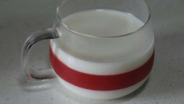 西瓜牛奶布丁,再把最后牛奶倒入，至凝固