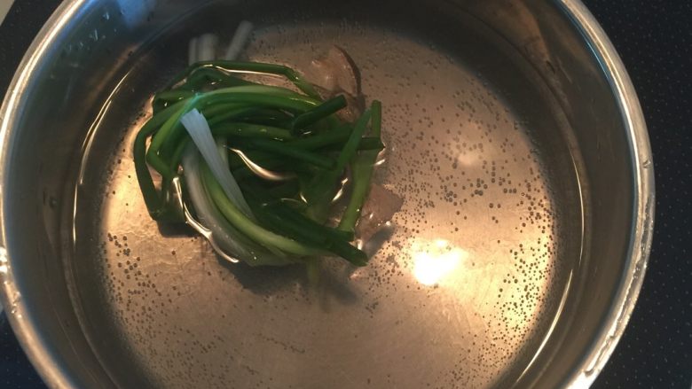 盐水沼虾,盛水,把葱结生姜放入水中,加少许盐和料酒,煮开