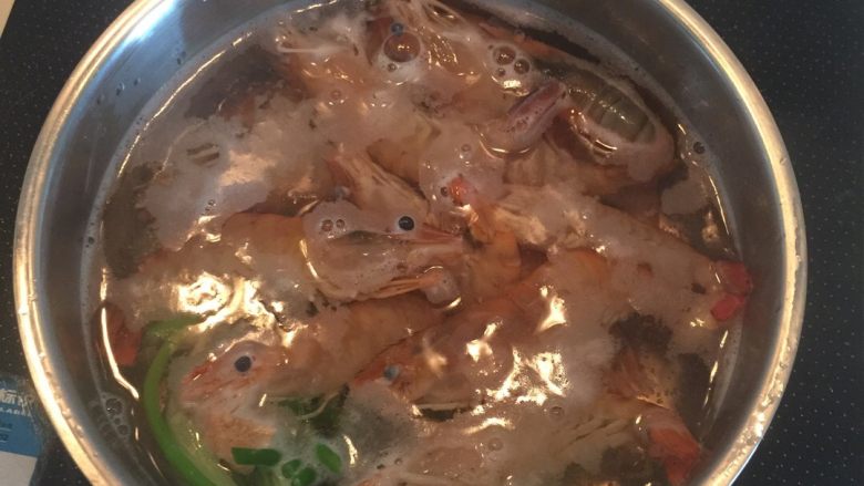 盐水沼虾,将沼虾放入煮开的汤中,汤继续烧开后煮5分钟左右,关火,装盘
