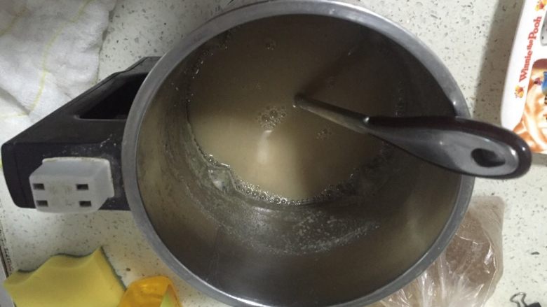 豆浆机制作冷饮,所有食材都没有拍，大家脑补吧，就那些个东东。
把<a style='color:red;display:inline-block;' href='/shicai/ 453'>绿豆</a>和<a style='color:red;display:inline-block;' href='/shicai/ 599'>山楂</a>、适量<a style='color:red;display:inline-block;' href='/shicai/ 156925'>水</a>放入豆浆机，选择程序，制作完成✅