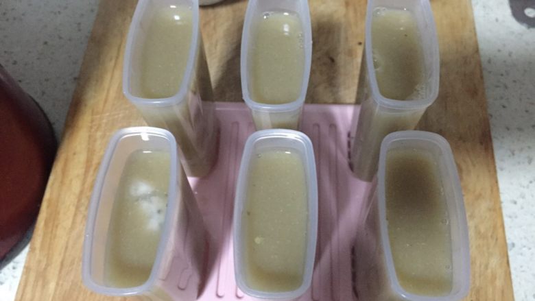 豆浆机制作冷饮,倒入刚才打好放凉的绿豆汤