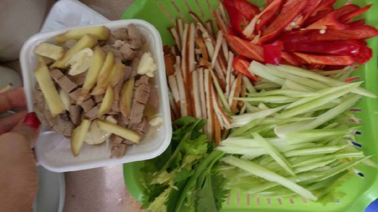 爆炒芹菜豆腐干,把猪腰拿出来用清水清洗一遍之后在切成一小会按着之前划好的那样去切切出来的时候就成那种像花一样的状态之后再把<a style='color:red;display:inline-block;' href='/shicai/ 125'>芹菜</a><a style='color:red;display:inline-block;' href='/shicai/ 470'>豆腐干</a>都切好放在那里备好 猪腰切好之后放个小盒子要用一点料酒跟香油或者说花生油搅拌一下到时候在爆炒的时候就没有腥味