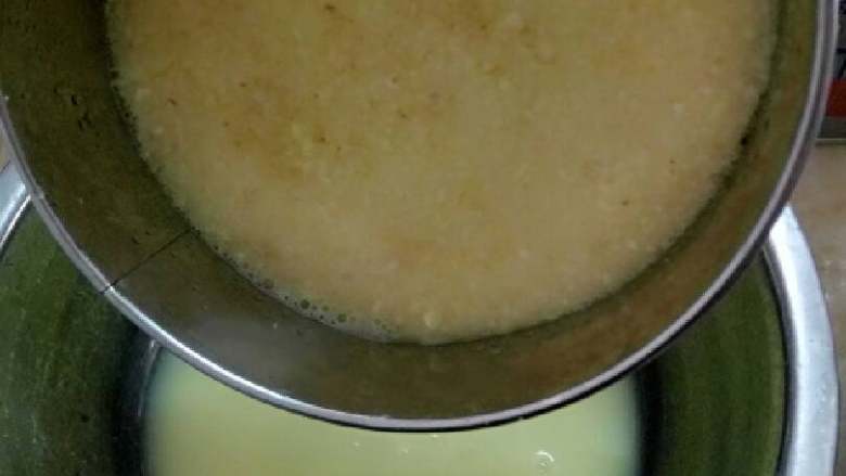 姜汁撞奶,1.用料理机把姜打碎,记得加点凉白开,这样子比较细腻一下!
2.取出姜蓉,用过滤姜碎,取汁!