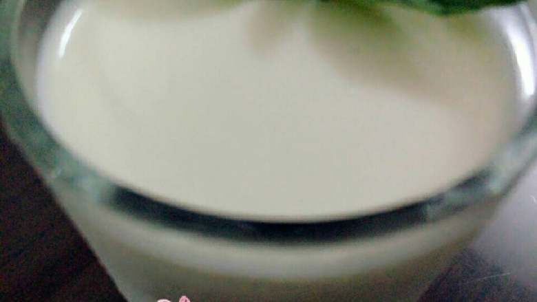 姜汁撞奶,在冰箱里头,取出!就可以吃啦!
至于什么时候取出来吃,看看杯子里是否凝固好啊,OK就可以吃了!