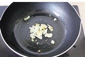锦上添花,锅中放一大勺油热后放下葱姜蒜爆香